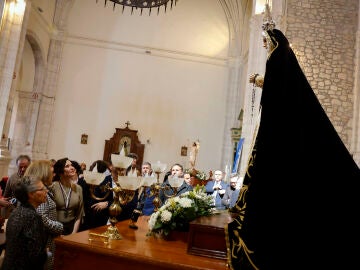 GRAF571. CAMPO REAL (MADRID), 27/03/2026.- La presidenta de la Comunidad de Madrid, Isabel D&iacute;az Ayuso, visita los pasos de la procesi&oacute;n del Viernes de Dolores de Campo Real (Madrid) este viernes, en el inicio de la Semana Santa.-EFE/ Comunidad de Madrid ***SOLO USO EDITORIAL/SOLO DISPONIBLE PARA ILUSTRAR LA NOTICIA QUE ACOMPA&Ntilde;A (CR&Eacute;DITO OBLIGATORIO)*** 
