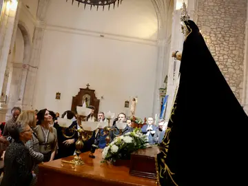 Díaz Ayuso visita los pasos de la procesión del Viernes de Dolores de Campo Real (Madrid) en el inicio de la Semana Santa GRAF571. CAMPO REAL (MADRID), 27/03/2026.- La presidenta de la Comunidad de Madrid, Isabel Díaz Ayuso, visita los pasos de la procesión del Viernes de Dolores de Campo Real (Madrid) este viernes, en el inicio de la Semana Santa.-EFE/ Comunidad de Madrid ***SOLO USO EDITORIAL/SOLO DISPONIBLE PARA ILUSTRAR LA NOTICIA QUE ACOMPAÑA (CRÉDITO OBLIGATORIO)***