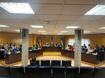 Pleno del Ayuntamiento de Roquetas de Mar (Almer&iacute;a).REMITIDA / HANDOUT por AYUNTAMIENTO DE ROQUETAS DE MARFotograf&iacute;a remitida a medios de comunicaci&oacute;n exclusivamente para ilustrar la noticia a la que hace referencia la imagen, y citando la procedencia de la imagen en la firma27/03/2026