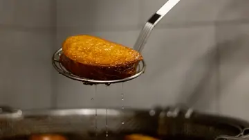 Torrijas sin gluten para la Semana Santa Proceso de elaboración de torrijas sin gluten en la pastelería La Celiacoteca, a 27 de marzo de 2026, en Madrid (España). El obrador La Celiacoteca adapta la receta tradicional de Semana Santa con ingredientes certificados, garantizando la seguridad alimentaria y ofreciendo alternativas para que las personas con enfermedad celíaca o sensibilidad al gluten puedan disfrutar de este postre típico de Cuaresma y Semana Santa. La Celiacoteca ha ganado el premio a la Mejor Torrija Sin Gluten de Espa...