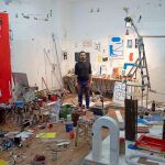 El pintor Rub&eacute;n Guerrero en su estudio