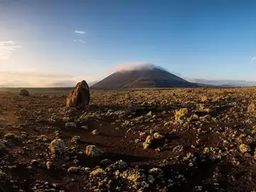 Existe un volcán en España donde puedes entrar al cráter: no es el Teide, pero pocos saben que existe Volcán del Cuervo, Lanzarote