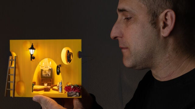 Pablo Herrero con la casita del Ratoncito P&eacute;rez en un antiguo registro de gas de Madrid y su nuevo proyecto dentro de un queso @ Gonzalo P&eacute;rez 