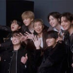 Los miembros de BTS posando para en un photoshoot (BANGTANTV)