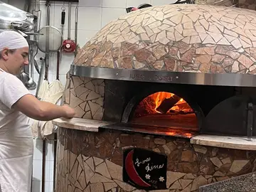 El horno de leña de Luna Rossa, a pleno rendimiento El horno de leña de Luna Rossa, a pleno rendimiento