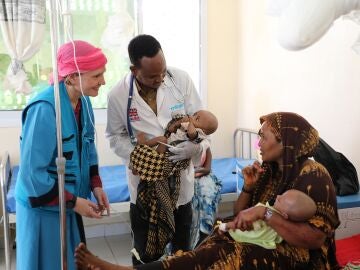 Sandra Lattouf, UNICEF Representative in Somalia, smiles at a mother of twin malnourished children at Dolow Referral Hospital in southern Somalia, Wednesday, March 25, 2026.(AP Photo/Mohamed Sheikh Nor)