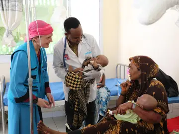 Somalia Hungry Children Sandra Lattouf, UNICEF Representative in Somalia, smiles at a mother of twin malnourished children at Dolow Referral Hospital in southern Somalia, Wednesday, March 25, 2026.(AP Photo/Mohamed Sheikh Nor)
