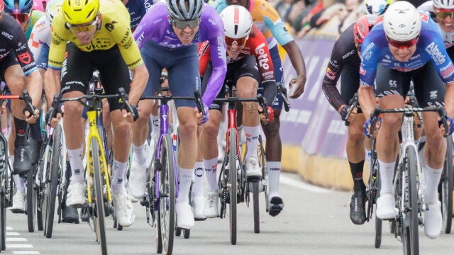FOTODELD&Iacute;A - WEVELGEM (B&eacute;lgica), 29/03/2026.- El belga Jasper Philipsen (d), del equipo Alpecin-Premier Tech, gana la carrera En los Campos de Flandes, la antigua Gante-Wevelgem, sobre 240km desde Middelkerke a Wevelgem, B&eacute;lgica. EFE/OLIVIER MATTHYS 