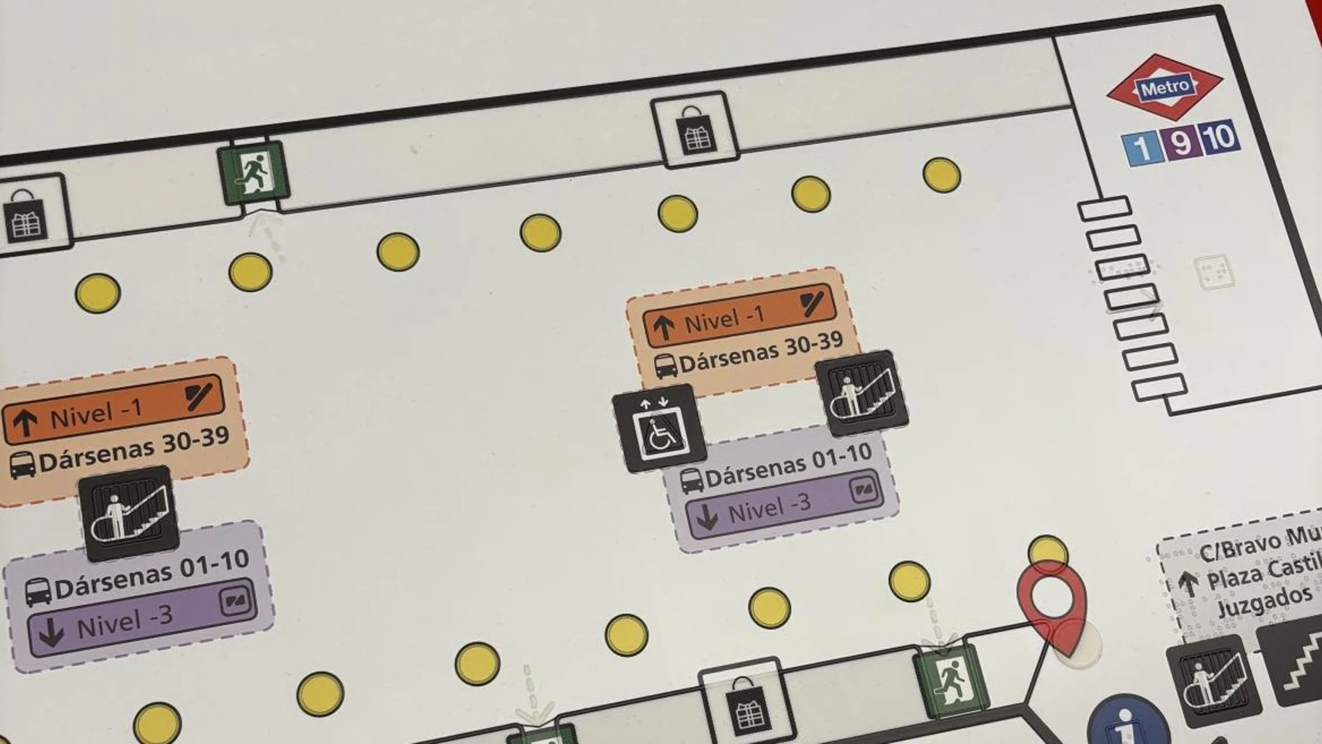 Plano detalle de uno de los mapas táctiles que incluye información. Dársenas 30-39 en Nivel 1 con acceso mediante escalera a la izquierda y con disponibilidad de ascensor a la derecha. Dársenas 01-10 en Nivel -3.