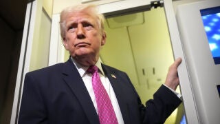 President Donald Trump speaks to reporters aboard Air Force One en route from West Palm Beach, Fla., to Joint Base Andrews, Md., Sunday, March 29, 2026. (AP Photo/Mark Schiefelbein)