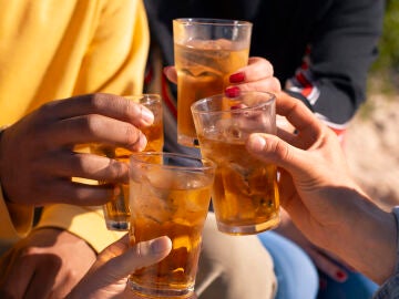 Ni bebidas azucaradas ni cerveza: esta es la peor bebida para tu h&iacute;gado