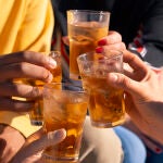 Ni bebidas azucaradas ni cerveza: esta es la peor bebida para tu h&iacute;gado