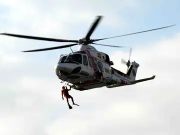 23 horas en el Atlántico para salvar dos vidas: el operativo que movilizó a Salvamento Marítimo a 680 kilómetros de Canarias Imagen de archivo de un helicóptero de Salvamento Marítimo