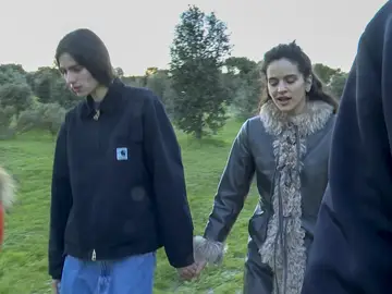 Rosalía paseando por Madrid. Rosalía paseando por Madrid.