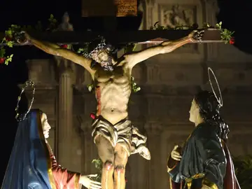 MURCIA.-S.Santa.- El magenta de la Cofradía del Perdón reinará este Lunes Santo murciano con el paso del Calvario restaurado MURCIA.-S.Santa.- El magenta de la Cofradía del Perdón reinará este Lunes Santo murciano con el paso del Calvario restaurado