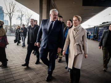 In this photo provided by the Ukrainian Foreign Ministry Press Office, High Representative of the European Union for Foreign Affairs and Security Policy Kaja Kallas, centre right, and Ukraine's Foreign Minister Andrii Sybiha walk at a railway station in Kyiv, Ukraine, Tuesday, March 31, 2026. (Ukrainian Foreign Ministry Press Office via AP)