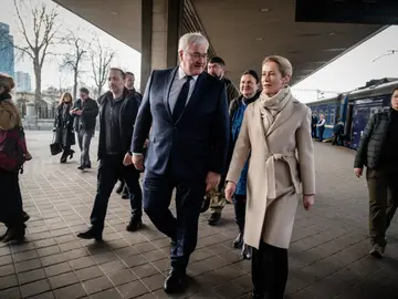 Russia Ukraine War EU In this photo provided by the Ukrainian Foreign Ministry Press Office, High Representative of the European Union for Foreign Affairs and Security Policy Kaja Kallas, centre right, and Ukraine's Foreign Minister Andrii Sybiha walk at a railway station in Kyiv, Ukraine, Tuesday, March 31, 2026. (Ukrainian Foreign Ministry Press Office via AP)