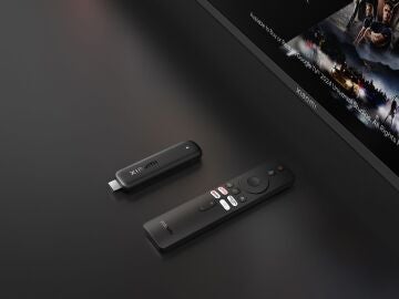 El nuevo Xiaomi TV Stick HD (2nd Gen) junto con su pr&aacute;ctico mando a distancia