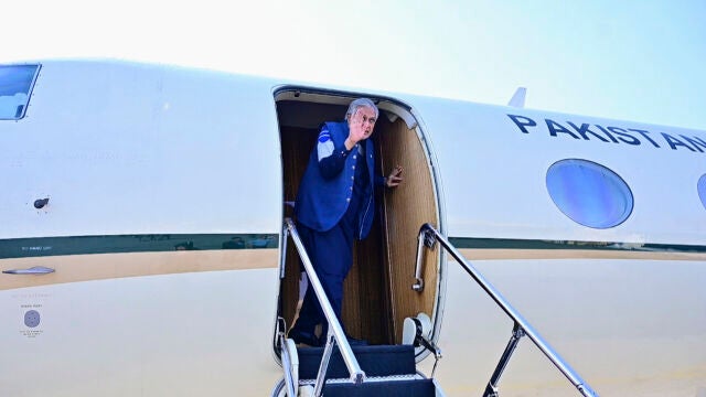 PEK&Iacute;N, 31/03/2026.- El canciller pakistan&iacute;, Ishaq Dar, se despide a su salida hacia China en plena b&uacute;squeda de mediaci&oacute;n entre Ir&aacute;n y EE. UU. El canciller pakistan&iacute; llega este martes a China para abordar con su hom&oacute;logo de este pa&iacute;s, Wang Yi, "los actuales conflictos internacionales y regionales" y las negociaciones entre Ir&aacute;n y Estados Unidos que Islamabad prev&eacute; acoger pr&oacute;ximamente para poner fin a la guerra. EFE/ Ministerio De Exteriores De Pakist&aacute;n SOLO USO EDITORIAL/SOLO DISPONIBLE PARA I...