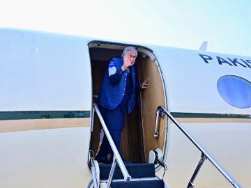 PEK&Iacute;N, 31/03/2026.- El canciller pakistan&iacute;, Ishaq Dar, se despide a su salida hacia China en plena b&uacute;squeda de mediaci&oacute;n entre Ir&aacute;n y EE. UU. El canciller pakistan&iacute; llega este martes a China para abordar con su hom&oacute;logo de este pa&iacute;s, Wang Yi, "los actuales conflictos internacionales y regionales" y las negociaciones entre Ir&aacute;n y Estados Unidos que Islamabad prev&eacute; acoger pr&oacute;ximamente para poner fin a la guerra. EFE/ Ministerio De Exteriores De Pakist&aacute;n SOLO USO EDITORIAL/SOLO DISPONIBLE PARA I...