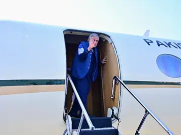 El canciller pakistaní viaja a China en plena búsqueda de mediación entre Irán y EE. UU. PEKÍN, 31/03/2026.- El canciller pakistaní, Ishaq Dar, se despide a su salida hacia China en plena búsqueda de mediación entre Irán y EE. UU. El canciller pakistaní llega este martes a China para abordar con su homólogo de este país, Wang Yi, "los actuales conflictos internacionales y regionales" y las negociaciones entre Irán y Estados Unidos que Islamabad prevé acoger próximamente para poner fin a la guerra. EFE/ Ministerio De Exteriores De Pakistán SOLO USO EDITORIAL/SOLO DISPONIBLE PARA I...