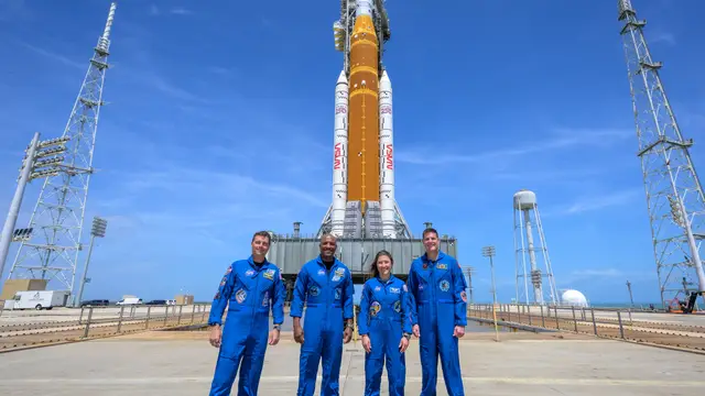 La NASA inicia la cuenta regresiva de Artemis II y asegura que está en “excelente forma” USA9518. CABO CAÑAVERAL (FL, EEUU), 30/03/2026.- Fotografía cedida por la NASA donde aparece la tripulación de la misión Artemis II, el comandante Reid Wiseman (i); el piloto Victor Glover (2-i); la especialista de misión, Christina Koch (2-d) y el astronauta de la Agencia Espacial Canadiense (CSA), el especialista de misión Jeremy Hansen (d), posando este lunes, en el Centro Espacial Kennedy en Cabo Cañaveral (Estados Unidos). La NASA inició la cuenta regresiva de Artemis II, una misión hist...