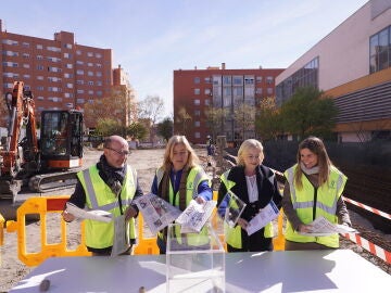 Jos&eacute; Fern&aacute;ndez, Inma Sanz, Paloma Garc&iacute;a Romero y Sonia Cea, en la colocaci&oacute;n de la primera piedra