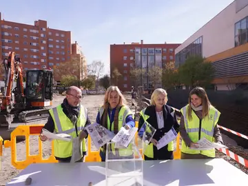 José Fernández, Inma Sanz, Paloma García Romero y Sonia Cea, en la colocación de la primera piedra José Fernández, Inma Sanz, Paloma García Romero y Sonia Cea, en la colocación de la primera piedra
