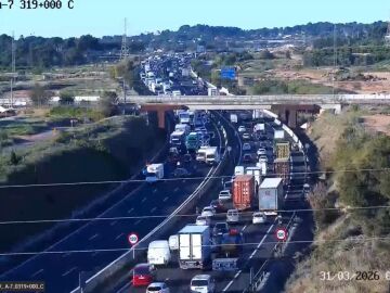 Un accidente, obras y la salida de Semana Santa causan tr&aacute;fico de hasta 15 kil&oacute;metros en las entradas a Valencia