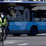Un ciclista por las calles de Madrid 