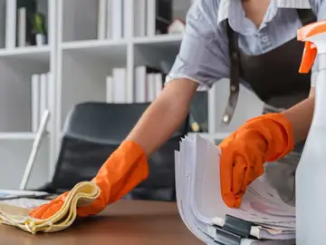 Adiós al polvo en casa: un solo producto basta para limpiar zócalos y persianas Adiós al polvo en casa: un solo producto basta para limpiar zócalos y persianas