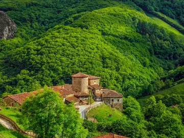 Bandujo sobrevive como el último bastión del medievo asturiano Bandujo sobrevive como el último bastión del medievo asturiano