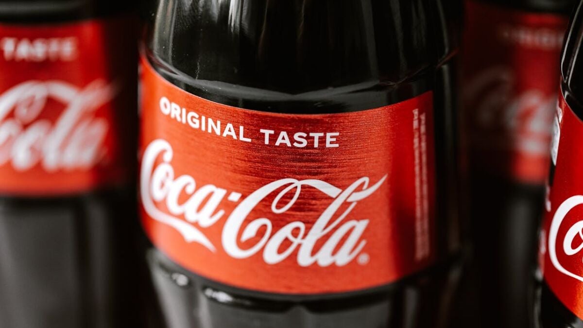 El secreto de las máquinas de Coca-Cola inversas: tienen bastante sentido