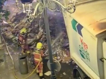 Imagen del cami&oacute;n con los bomberos extinguiendo el fuego. 