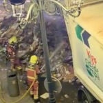 Imagen del cami&oacute;n con los bomberos extinguiendo el fuego. 