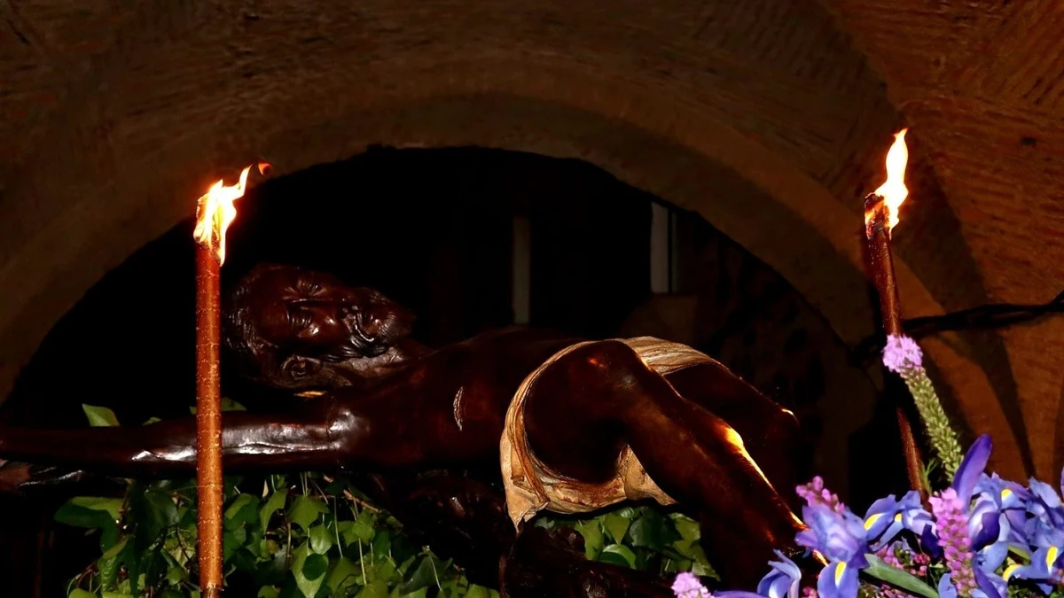S.Santa.- La Esperanza y El Cristo Negro procesionan en Cáceres este Miércoles Santo