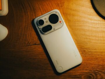 La parte trasera del Nothing Phone (4a) Pro en color plata / Fotograf&iacute;a: Christian Collado