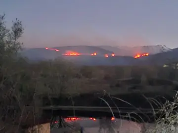 Losar de Vera (Cáceres) sugiere cerrar ventanas y usar mascarilla por el humo del incendio PLASENCIA, 01/04/2026.- El Ayuntamiento de Losar de la Vera (Cáceres) ha recomendado a la población que extreme las precauciones ante la presencia de humo procedente del incendio forestal declarado el pasado domingo, que continúa activo en la zona y que ha afectado ya a unas 550 hectáreas, principalmente de matorral de alta montaña. EFE/ Conserjería de Gestión Forestal y Mundo Rural de Extremadura SOLO USO EDITORIAL/SOLO DISPONIBLE PARA ILUSTRAR LA NOTICIA QUE ACOMPAÑA (CRÉDITO OBLIGATORIO)