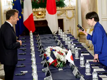 El presidente francés, Emmanuel Macron, y la primera ministra de Japón, Sanae Takaichi Tokyo (Japan), 01/04/2026.- Japanese Prime Minister Sanae Takaichi (R) meets French President Emmanuel Macron (L) for bilateral talks at the Akasaka Palace state guest house in Tokyo, Japan, 01 April 2026. (Francia, Japón, Tokio) EFE/EPA/KIM KYUNG-HOON / POOL