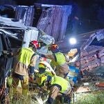 Bomberos trabajando en uno de los accidentes