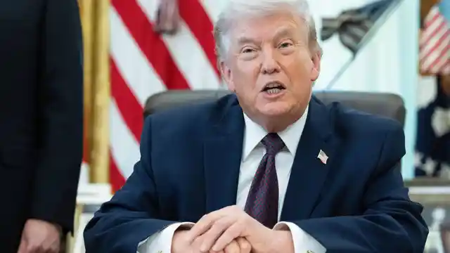 Trump Signs An Executive Order On Election Integrity March 31, 2026, Washington, District Of Columbia, USA: United States President Donald J Trump gives remarks during an Executive Order signing event in the Oval Office of the White House in Washington, DC, USA, on Tuesday, March 31, 2026. The order will have the federal government, through the US Postal service, provide states with information concerning voter eligibility Europa Press/Contacto/Aaron Schwartz - Pool via CN 31/03/2026 ONLY FOR USE IN SPAIN