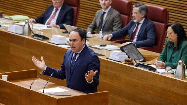 El presidente de la Generalitat valenciana, Juanfran P&eacute;rez Llorca, durante una sesi&oacute;n de control, en Les Corts Valencianes, a 1 de abril de 2026, en Valencia, Comunidad Valenciana (Espa&ntilde;a). El pleno de Les Corts convalida hoy el decreto del Consell que modifica la Ley de Patrimonio Cultural Valenciano de 1998 para que la Generalitat pueda arrendar, con o sin opci&oacute;n de compra, colecciones de bienes muebles que sean susceptibles de integrar el patrimonio hist&oacute;rico. 01 ABRIL 2026 CORTES VALENCI...
