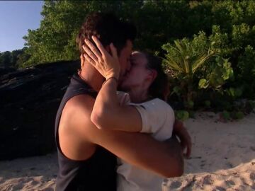 Almudena y Borja se besan tras su reencuentro en 'Supervivientes 2026'