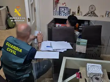 70.000 prendas falsas, lingotes de oro y un taller secreto: el mayor golpe al fraude textil en Canarias Agentes de la Guardia Civil en una entrada y registro en la operación 'Label', en Tenerife