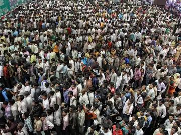Indios compran billetes de tren en Ahmadabad FILE - Indians crowd ticket counters at a railway station in Ahmadabad, India, Oct. 23, 2011. (AP Photo/Ajit Solanki, File)
