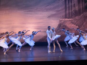 Una escena de "El lago de los cisnes"