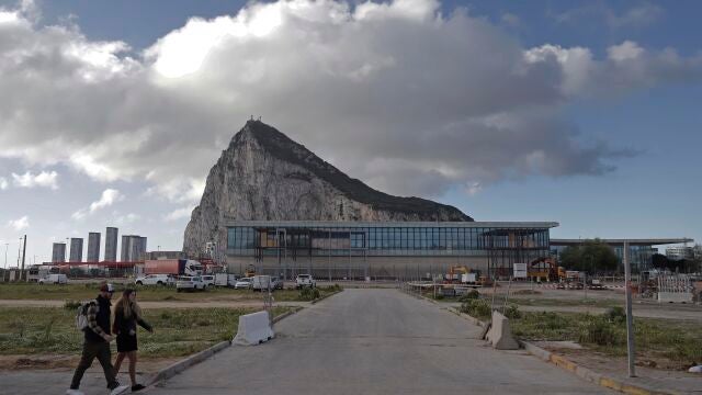 Obras en la zona fronteriza de Gibraltar con Espa&ntilde;a para el derribo de la verja. A 1 de abril de 2026 en La L&iacute;nea de la Concepci&oacute;n, C&aacute;diz (Andaluc&iacute;a, Espa&ntilde;a). Los Veintisiete dan este mi&eacute;rcoles, salvo cambio de &uacute;ltima hora, su visto bueno pol&iacute;tico a la firma y aplicaci&oacute;n provisional del acuerdo entre la Uni&oacute;n Europea y Reino Unido que redefine la relaci&oacute;n del bloque comunitario con Gibraltar y derribar&aacute; la Verja; aunque la r&uacute;brica no podr&aacute; llevarse a cabo hasta que acuerden m&aacute;s adelante la ad...