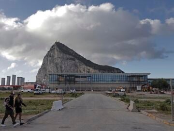 Obras en la zona fronteriza de Gibraltar con Espa&ntilde;a para el derribo de la verja. A 1 de abril de 2026 en La L&iacute;nea de la Concepci&oacute;n, C&aacute;diz (Andaluc&iacute;a, Espa&ntilde;a). Los Veintisiete dan este mi&eacute;rcoles, salvo cambio de &uacute;ltima hora, su visto bueno pol&iacute;tico a la firma y aplicaci&oacute;n provisional del acuerdo entre la Uni&oacute;n Europea y Reino Unido que redefine la relaci&oacute;n del bloque comunitario con Gibraltar y derribar&aacute; la Verja; aunque la r&uacute;brica no podr&aacute; llevarse a cabo hasta que acuerden m&aacute;s adelante la ad...