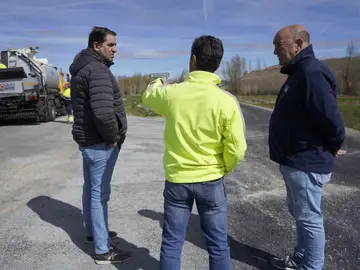 El presidente de la Diputación de Segovia, Miguel Ángel de Vicente, visita las obras junto al diputado de Red Viaria, Benjamín Cerez El presidente de la Diputación de Segovia, Miguel Ángel de Vicente, visita las obras junto al diputado de Red Viaria, Benjamín Cerez