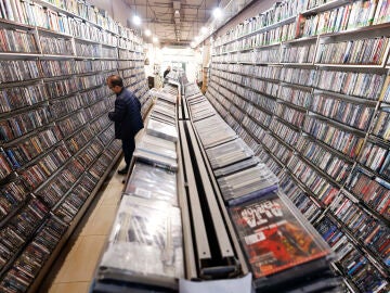 GRAFCAT680. BARCELONA, 02/04/2026.- El Videoclub Cine Instan, abierto en 1980 en Barcelona y que es el m&aacute;s antiguo de Espa&ntilde;a a&uacute;n en marcha, resiste al cierre de locales hist&oacute;ricos gracias a su reinvenci&oacute;n como espacio cultural, que combina alquiler de pel&iacute;culas, sala de cine privada y cafeter&iacute;a. EFE/Quique Garc&iacute;a 